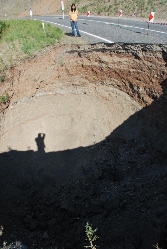 Turkey-RT-enroute-ERZ/TR_toERZ_sinkhole_DSC_0990.JPG Turkey-RT-enroute-ERZ/TR_toERZ_sinkhole_DSC_0990.JPG